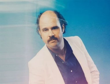 Αυτός είναι ο ξεκαρδιστικός Αυστραλός που ξεσηκώνει με το τραγούδι του «Santorini»! (βίντεο)